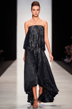 Manken Julia Dalakian podyum üzerinde yürüyor