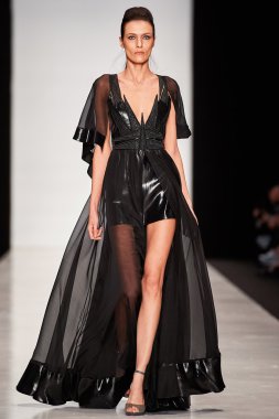 Manken Julia Dalakian podyum üzerinde yürüyor