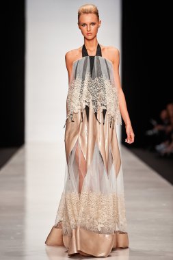 Manken Julia Dalakian podyum üzerinde yürüyor