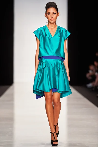 A model walks on the Julia Dalakian catwalk — Stock Photo, Image