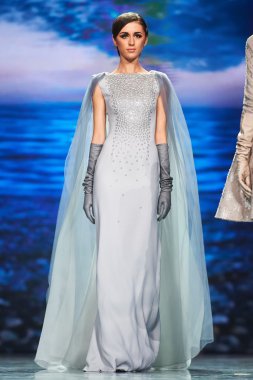 Manken Valentin Yudashkin podyum üzerinde yürüyor