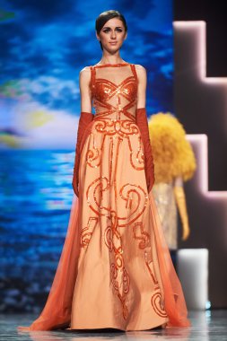 Manken Valentin Yudashkin podyum üzerinde yürüyor