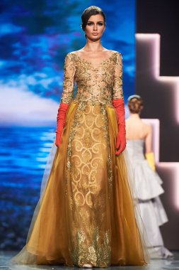 Manken Valentin Yudashkin podyum üzerinde yürüyor