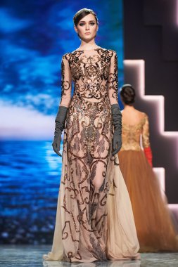 Manken Valentin Yudashkin podyum üzerinde yürüyor