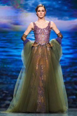 Manken Valentin Yudashkin podyum üzerinde yürüyor