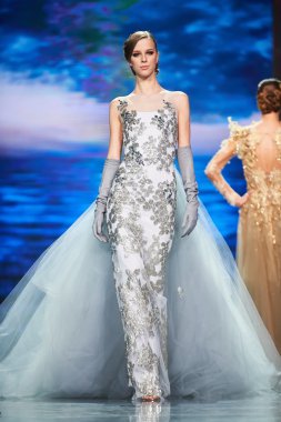 Manken Valentin Yudashkin podyum üzerinde yürüyor