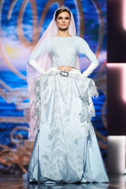 Manken Valentin Yudashkin podyum üzerinde yürüyor