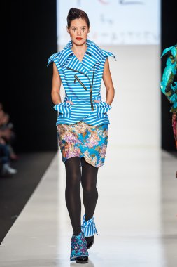 Manken Yegor Zaitsev podyum üzerinde yürüyor