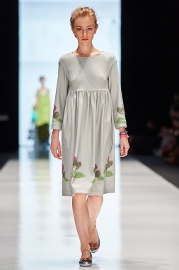 Manken Maroussia Zaitseva podyum üzerinde yürüyor