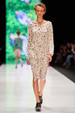 Manken Maroussia Zaitseva podyum üzerinde yürüyor