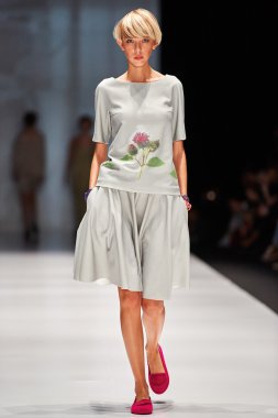 Manken Maroussia Zaitseva podyum üzerinde yürüyor