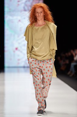 Manken Maroussia Zaitseva podyum üzerinde yürüyor