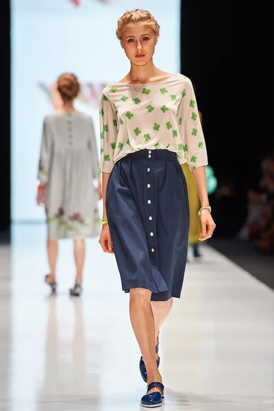 Manken Maroussia Zaitseva podyum üzerinde yürüyor