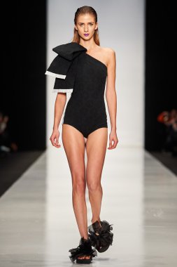 Manken Viva Vox podyum üzerinde yürüyor