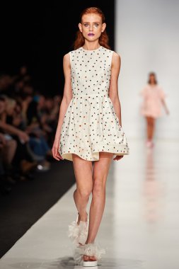 Manken Viva Vox podyum üzerinde yürüyor