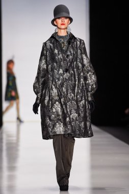 Manken Slava Zaitsev podyum üzerinde yürüyor