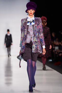 Manken Slava Zaitsev podyum üzerinde yürüyor