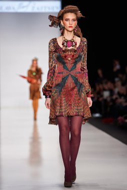 Manken Slava Zaitsev podyum üzerinde yürüyor