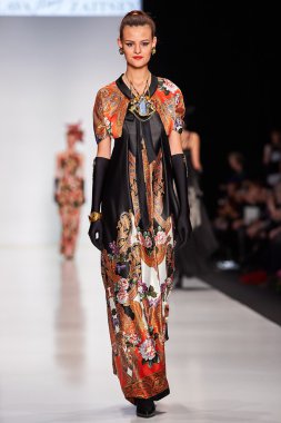 Manken Slava Zaitsev podyum üzerinde yürüyor