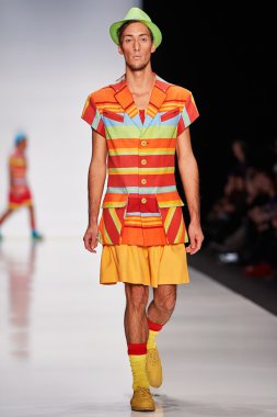 Manken Slava Zaitsev podyum üzerinde yürüyor