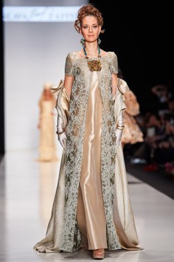 Manken Slava Zaitsev podyum üzerinde yürüyor