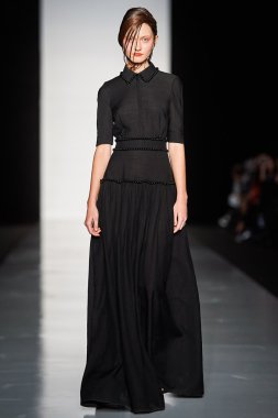 Manken Svetlana Tegin podyum üzerinde yürüyor