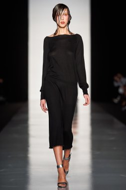 Manken Svetlana Tegin podyum üzerinde yürüyor