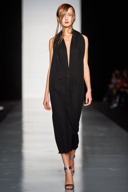 Manken Svetlana Tegin podyum üzerinde yürüyor