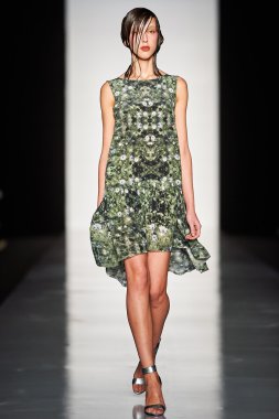 Manken Svetlana Tegin podyum üzerinde yürüyor