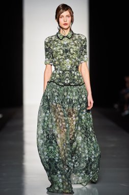 Manken Svetlana Tegin podyum üzerinde yürüyor