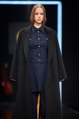 Manken Valentin Yudashkin podyum üzerinde yürüyor