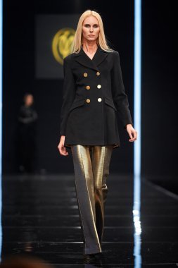 Manken Valentin Yudashkin podyum üzerinde yürüyor