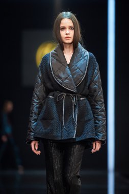 Manken Valentin Yudashkin podyum üzerinde yürüyor