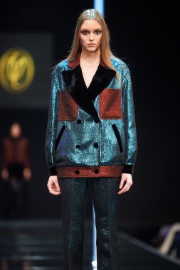 Manken Valentin Yudashkin podyum üzerinde yürüyor