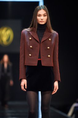 Manken Valentin Yudashkin podyum üzerinde yürüyor