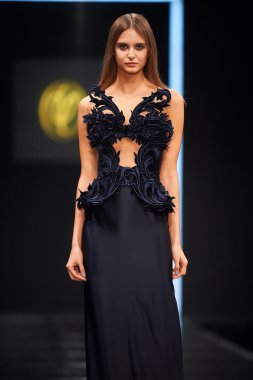 Manken Valentin Yudashkin podyum üzerinde yürüyor