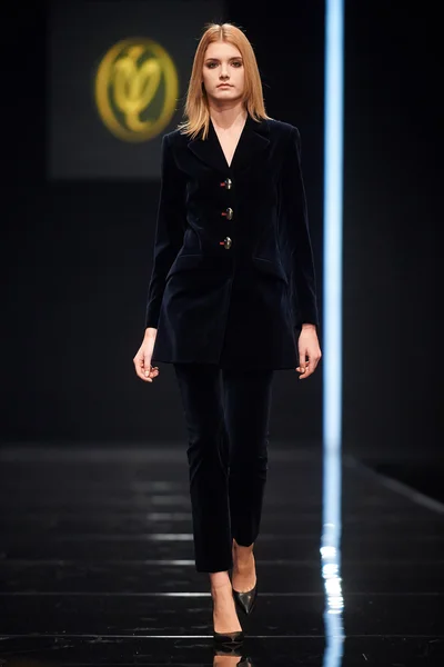 A model walks on the VALENTIN YUDASHKIN catwalk — Stock Photo, Image