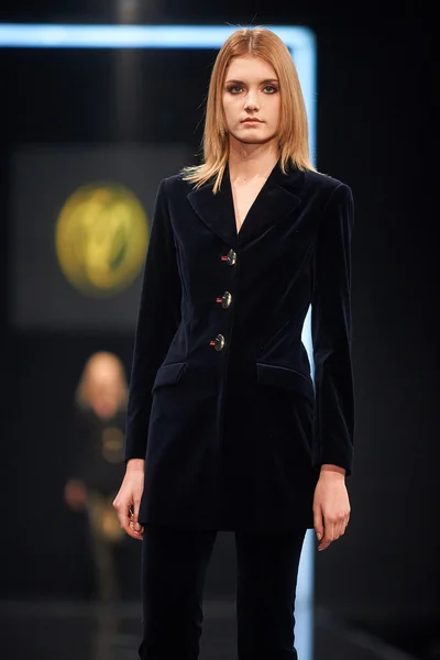 A model walks on the VALENTIN YUDASHKIN catwalk — Stock Photo, Image