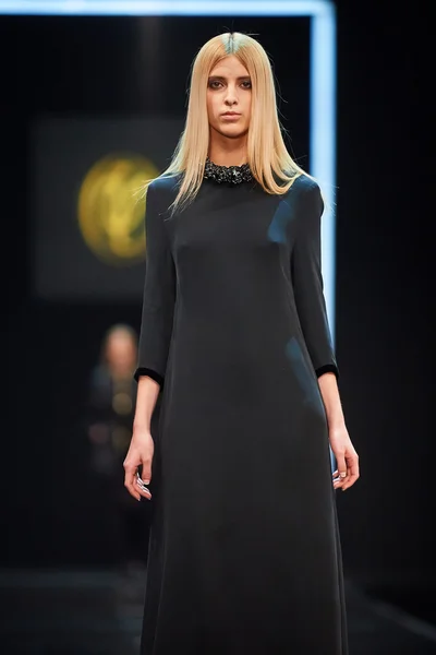 En modell går på Valentin Yudashkin catwalken — Stockfoto