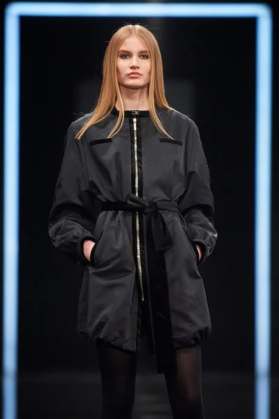 A model walks on the VALENTIN YUDASHKIN catwalk — Stock Photo, Image