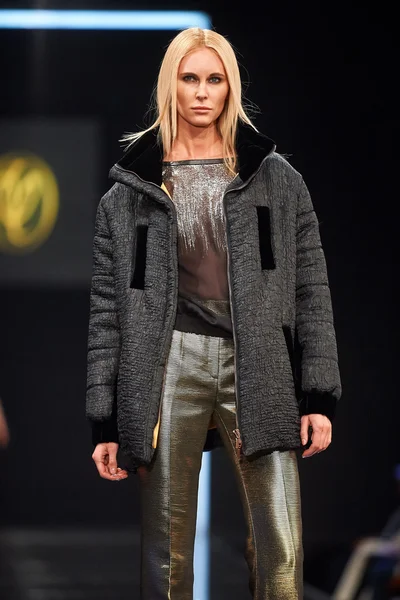 A model walks on the VALENTIN YUDASHKIN catwalk — Stock Photo, Image