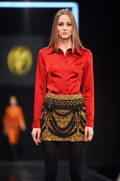 A model walks on the VALENTIN YUDASHKIN catwalk — Stock Photo, Image