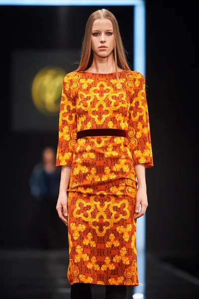 A model walks on the VALENTIN YUDASHKIN catwalk — Stock Photo, Image