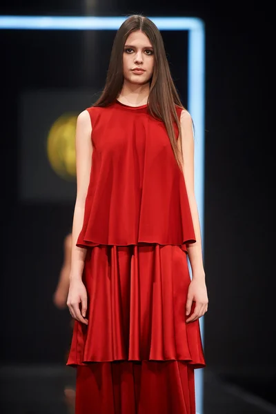 A model walks on the VALENTIN YUDASHKIN catwalk — Stock Photo, Image