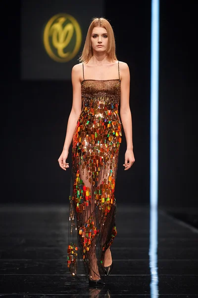 A model walks on the VALENTIN YUDASHKIN catwalk — Stock Photo, Image