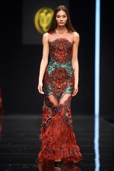 A model walks on the VALENTIN YUDASHKIN catwalk — Stock Photo, Image