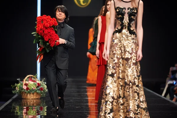 Manken Valentin Yudashkin podyum üzerinde yürüyor