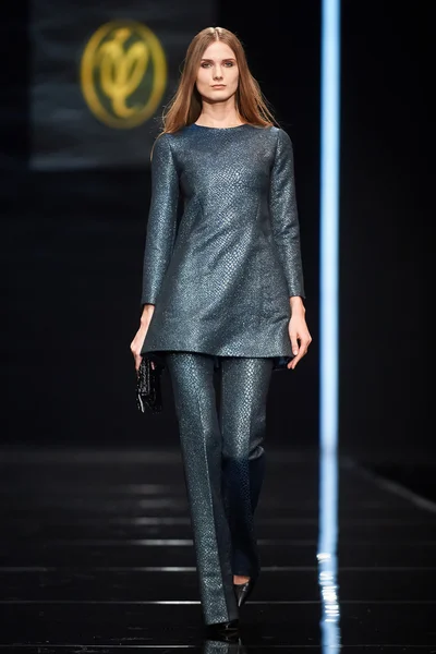 A model walks on the VALENTIN YUDASHKIN catwalk — Stock Photo, Image