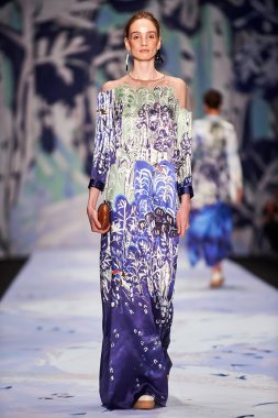 Bir model Alena Akhmadullina podyum üzerinde yürüyor