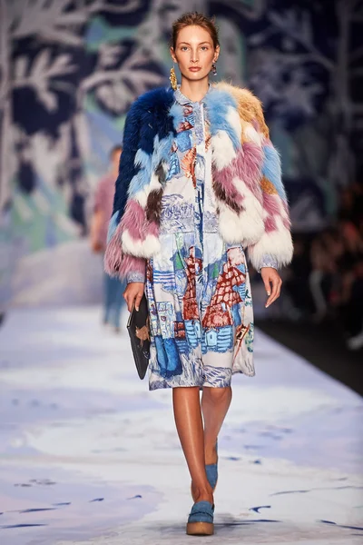 Bir model Alena Akhmadullina podyum üzerinde yürüyor